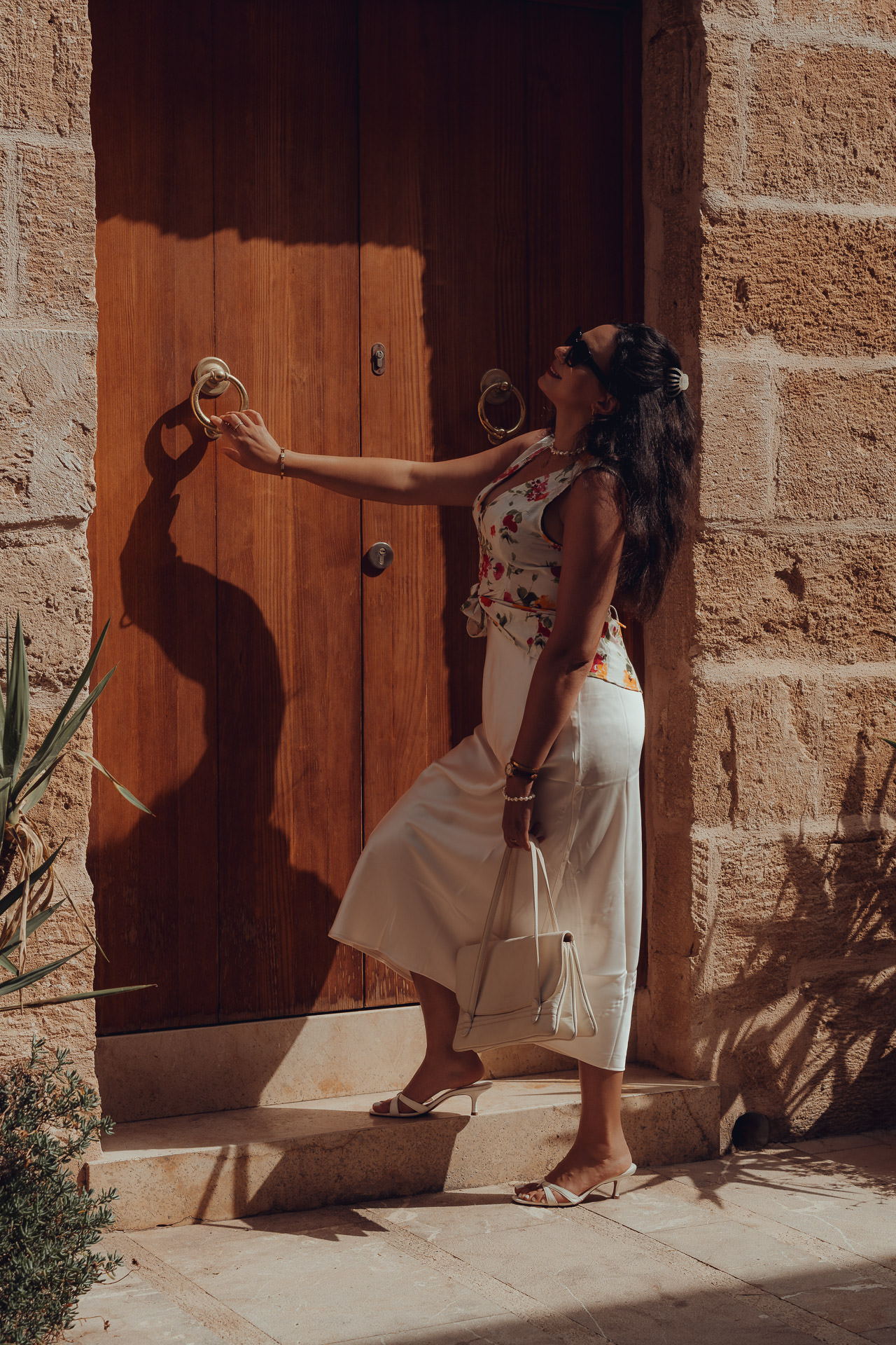 Individuelles Palma Fotoshooting: Frau vor traditioneller Holztür in der Altstadt