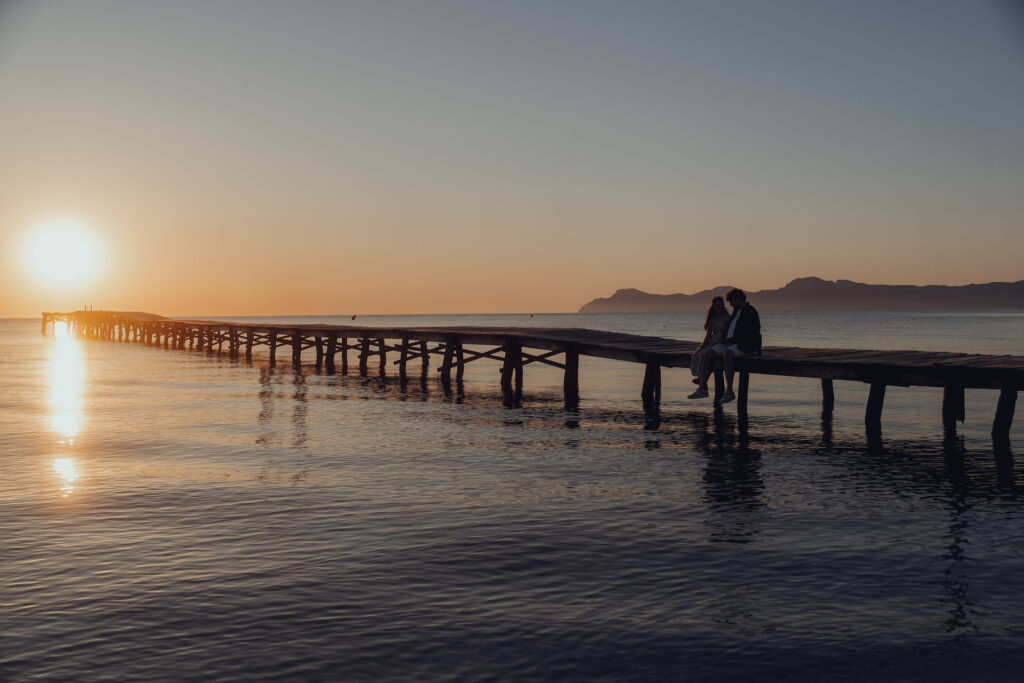 Romantisches Paarshooting bei Sonnenaufgang am Holzsteg von Playa de Muro – Fotoshooting am Meer