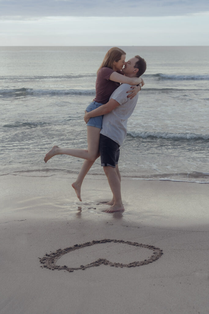 Paarshooting am Strand von Playa de Muro mit Herz im Sand – emotionale Urlaubserinnerungen