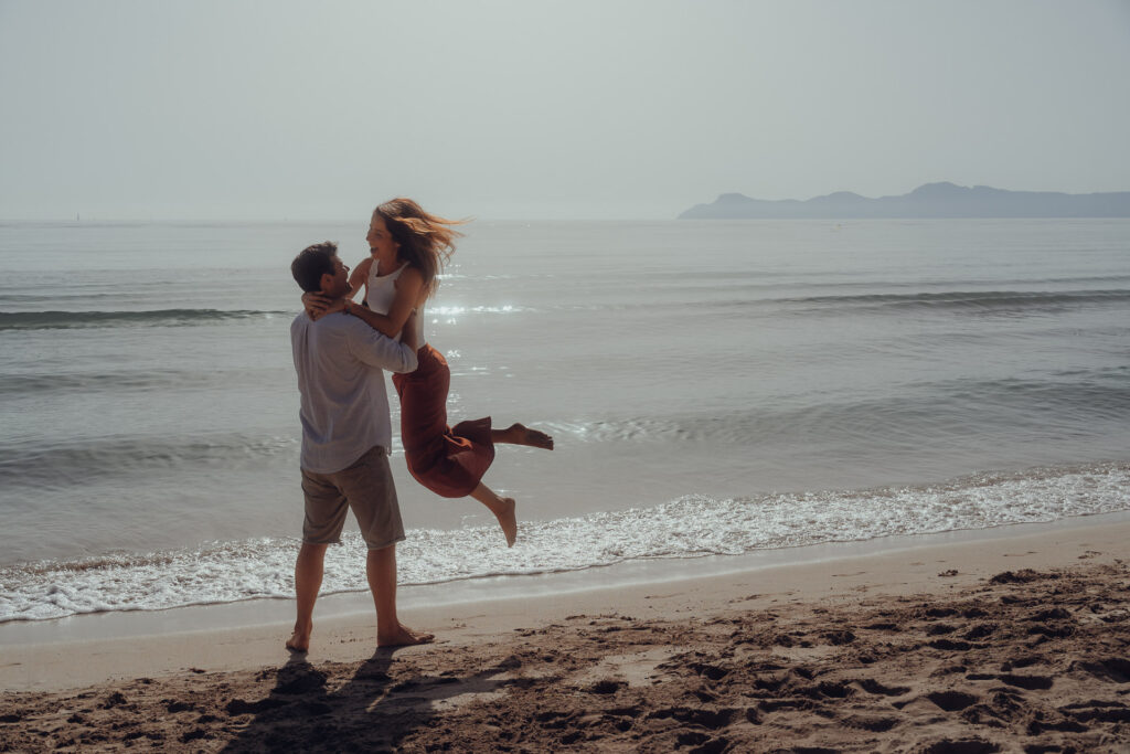 Glückliches Paar beim Playa de Muro Fotoshooting am Morgen – Lebensfreude und Liebe am Strand
