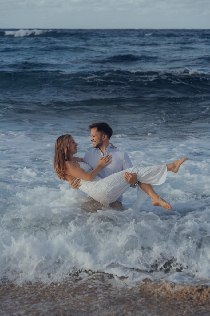 Playa de Muro Fotoshooting im Wasser – Paar genießt den Sonnenuntergang und das Meer