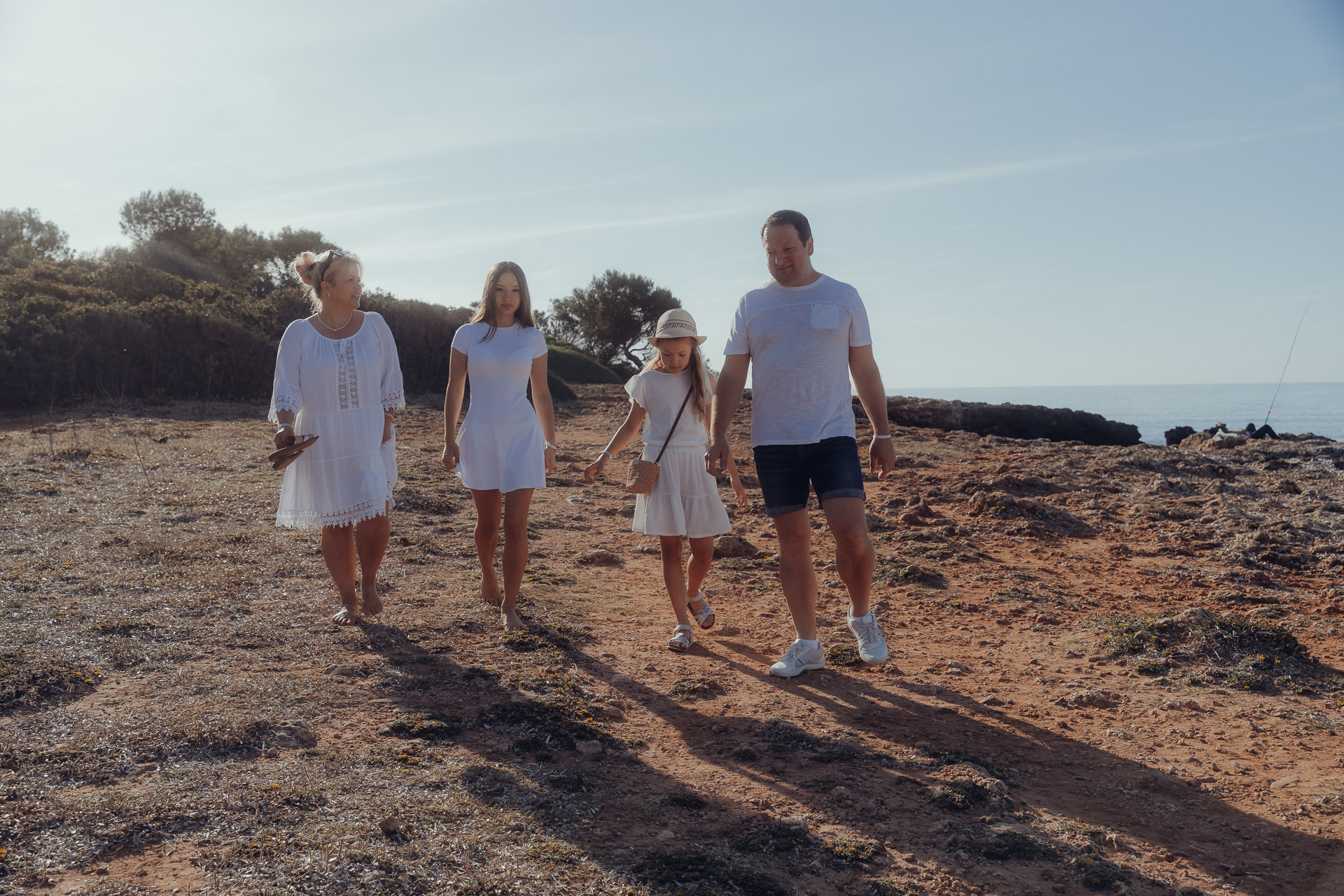 Familien-Spaziergang auf der Küste von Sa Coma – Fotoshooting in mediterraner Landschaft
