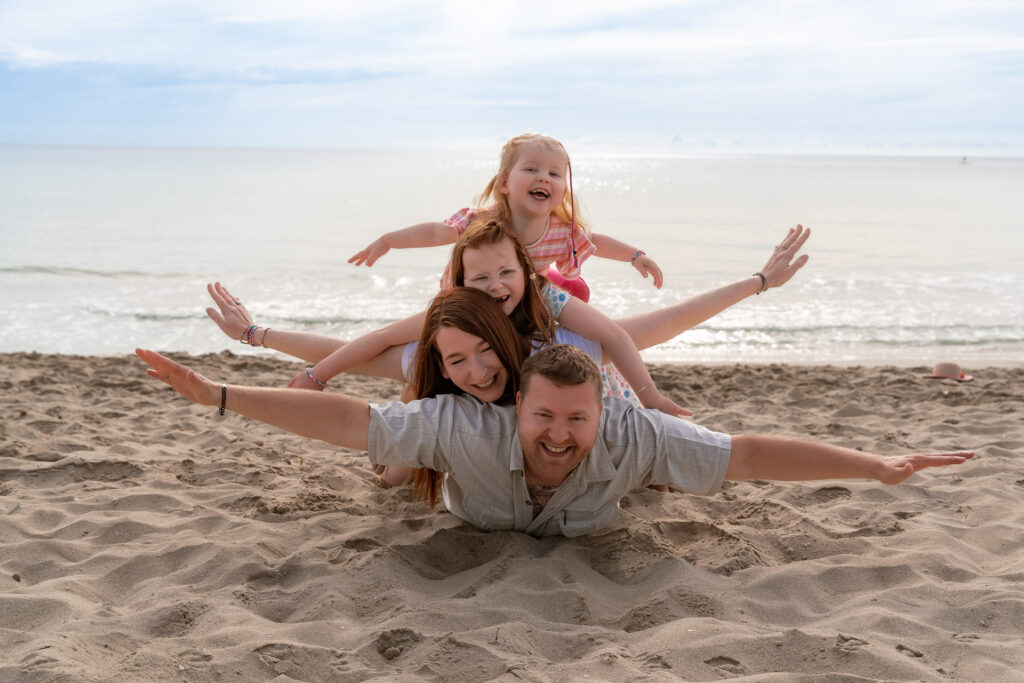 Familie in Reihenformation am Strand – lustiges Sa Coma Fotoshooting mit Spaßfaktor