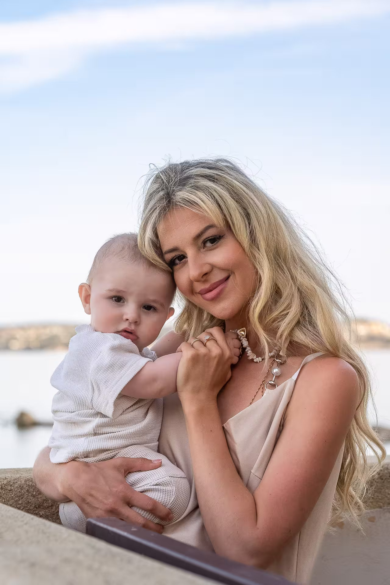 Mutter mit kleinem Kind stehen am Meer