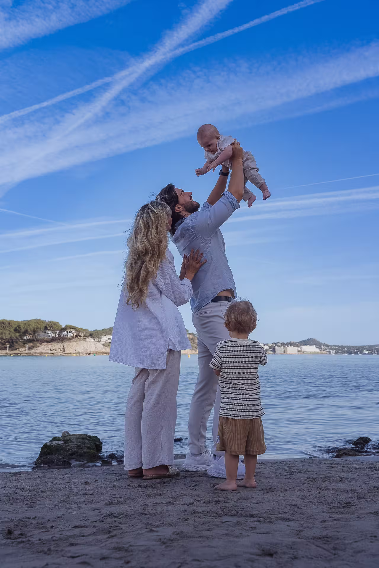 Paar läuft entspannt am Strand entlang, aufgenommen vom professionellen Fotograf Mallorca für natürliche Urlaubsbilder.